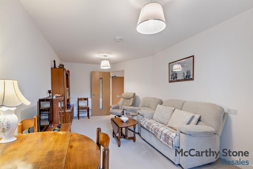 Property photo 3 of 21 8636029-Interior04-800.Jpg