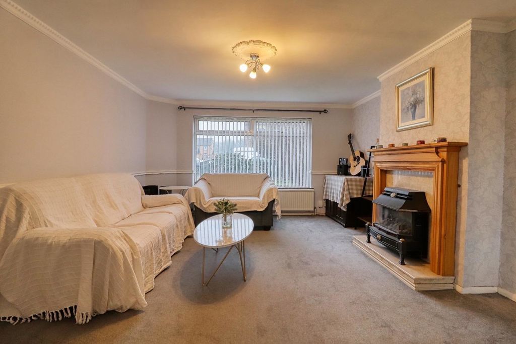 Property photo 3 of 12 Lounge