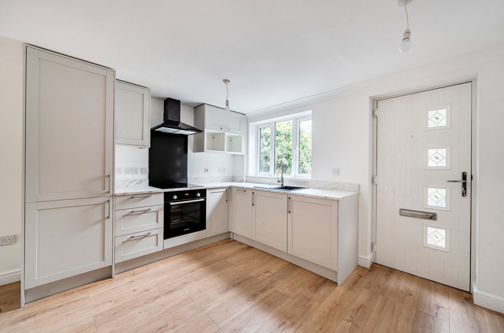 Property photo 2 of 14 1437473-12-69ce6d...