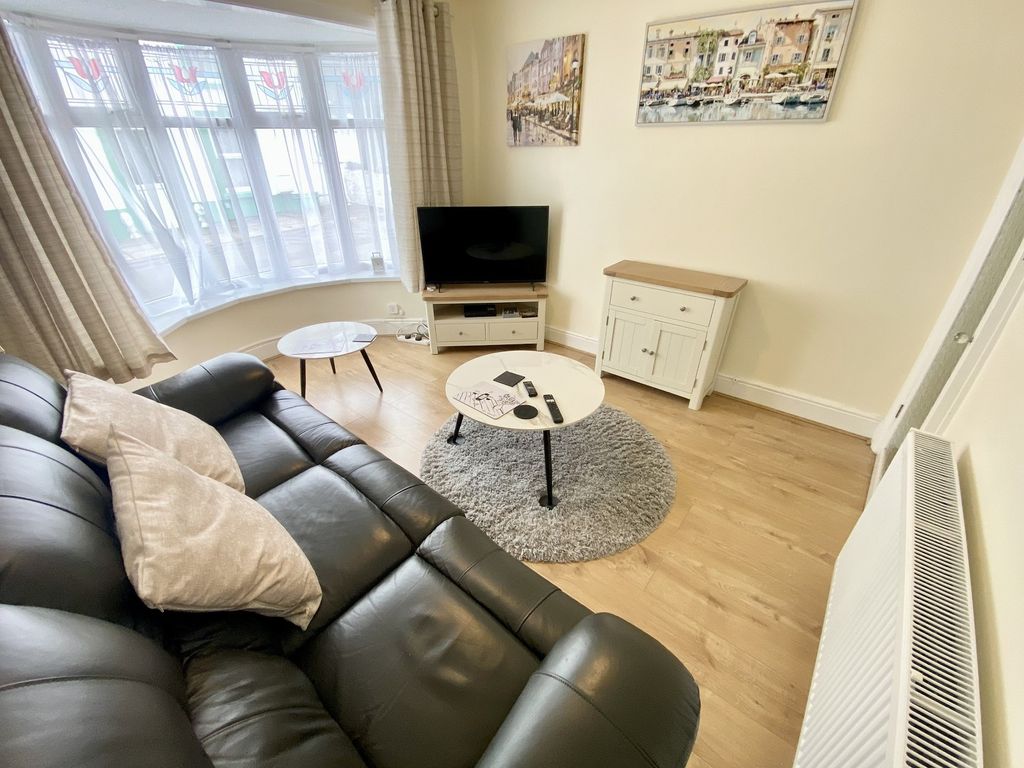 Property photo 3 of 17 Lounge