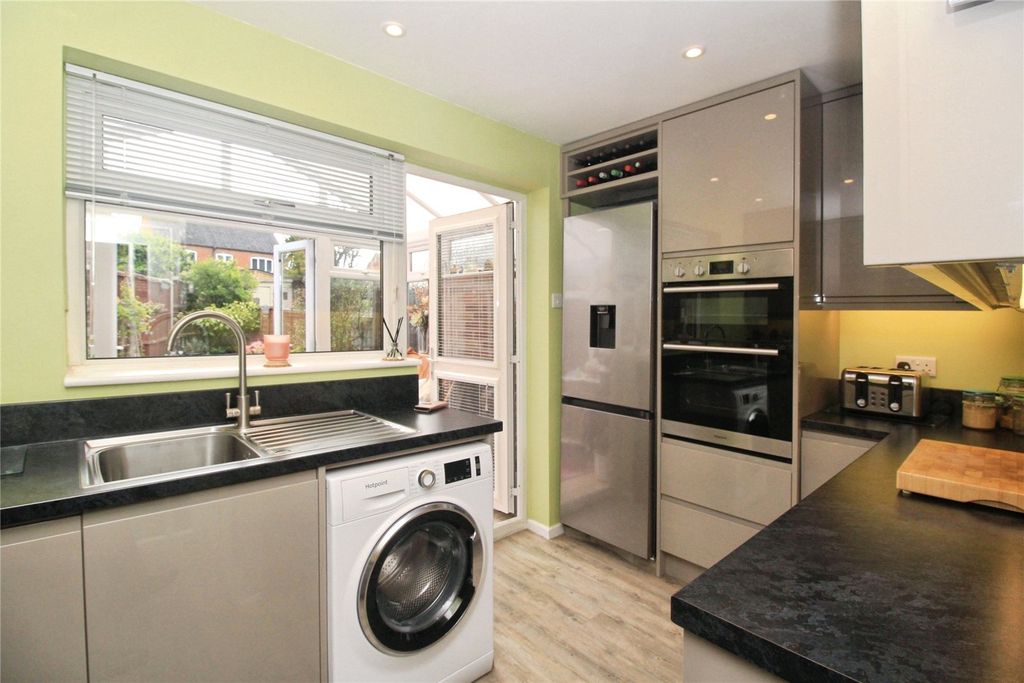 Property photo 3 of 14 Fitted Kitchen
