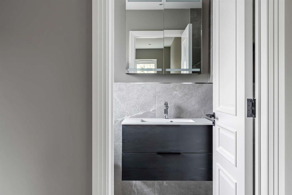 Additional image 37 of 4 bed detached house for saleCross Lanes, Guildford GU1