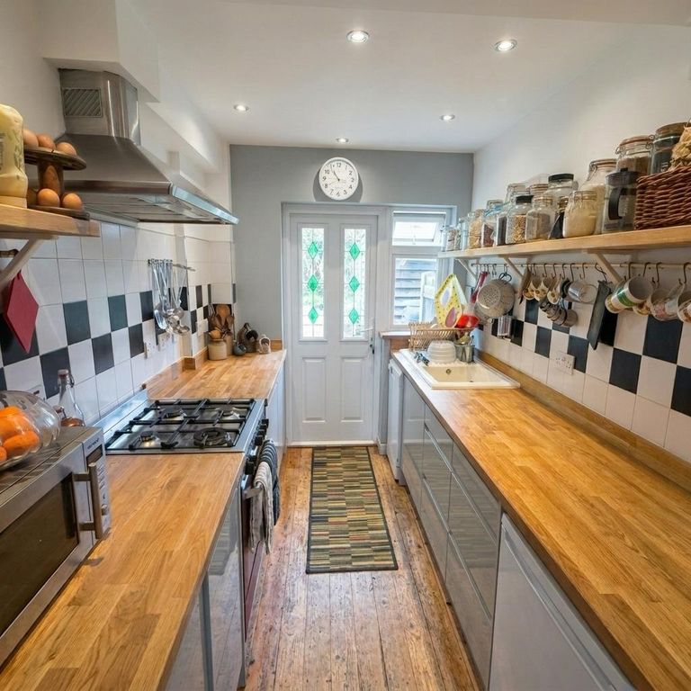 Property photo 2 of 10 Kitchen