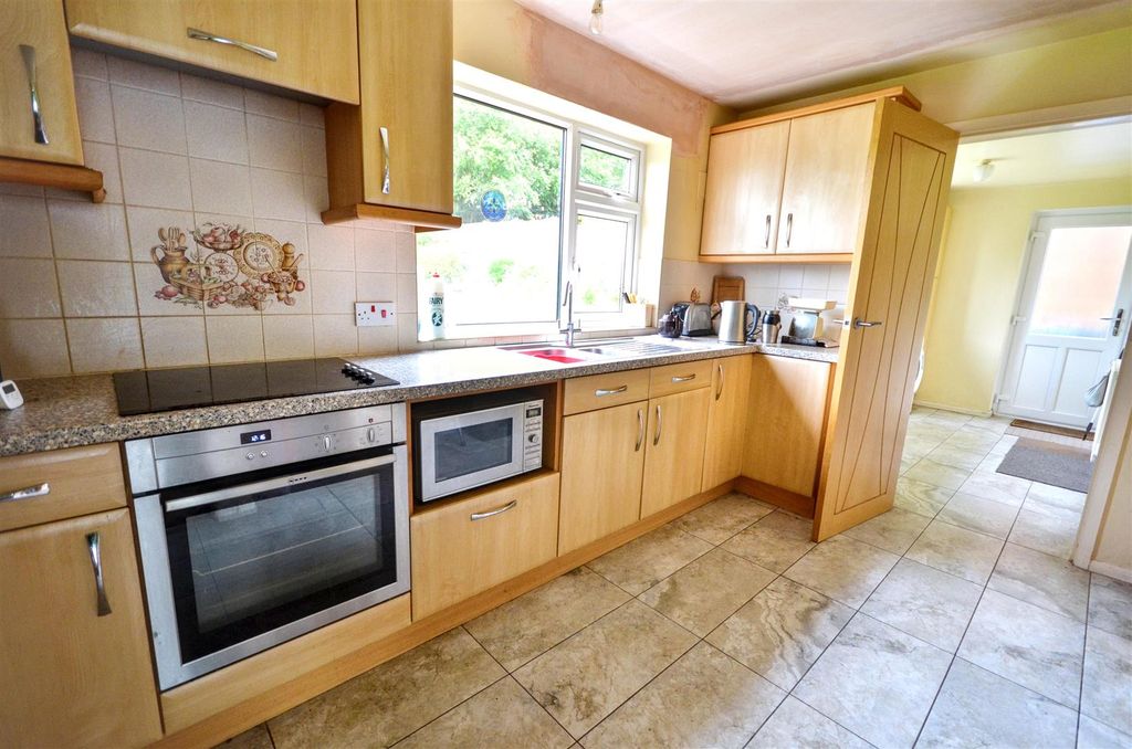 Property photo 3 of 18 Kitchen