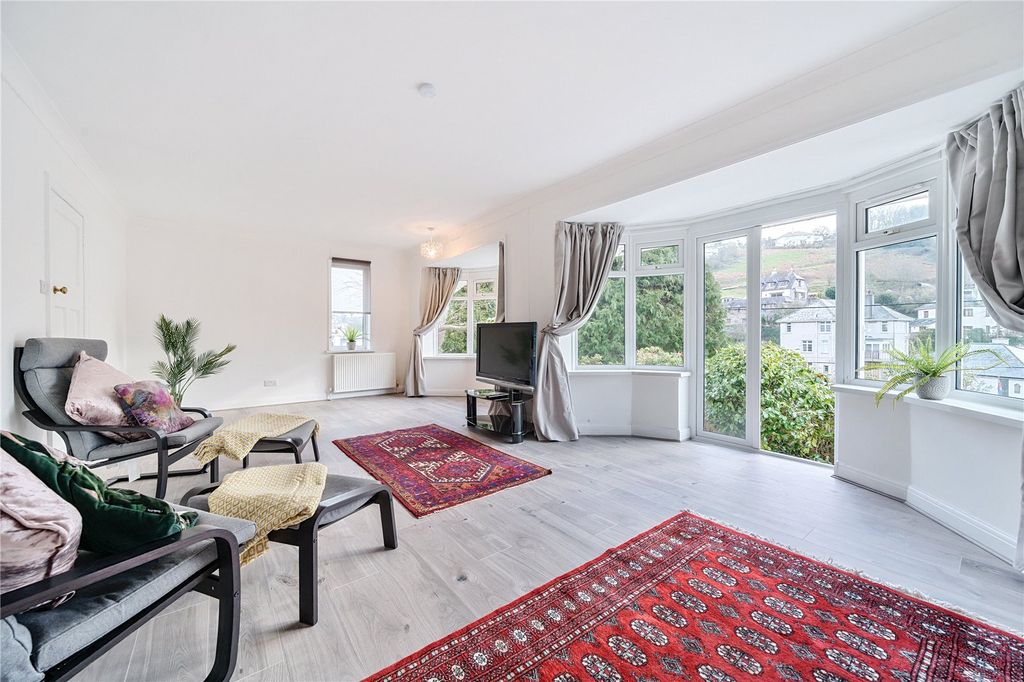 Property photo 2 of 23 Sitting Room