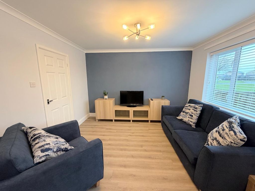 Property photo 3 of 12 Lounge