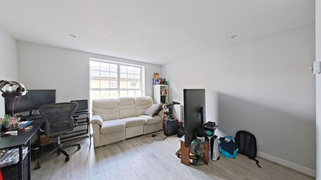 Property photo 3 of 12 Lounge