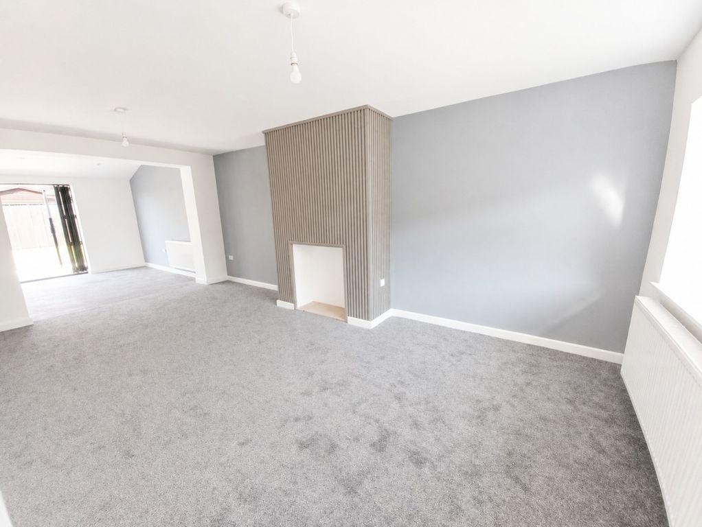 Property photo 3 of 13 Lounge