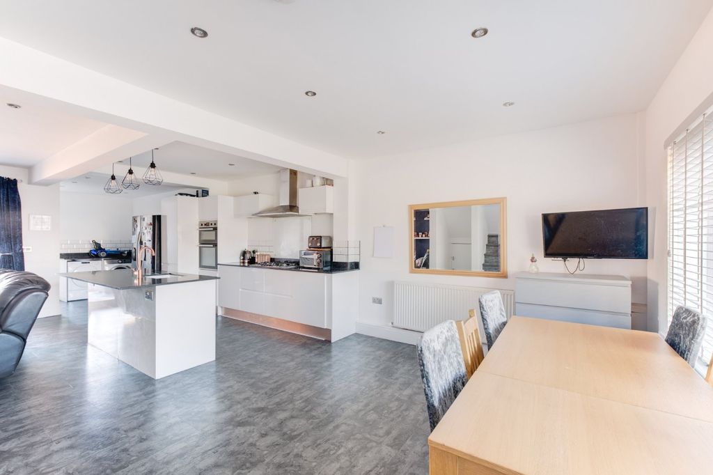 Property photo 2 of 19 Picture No. 04