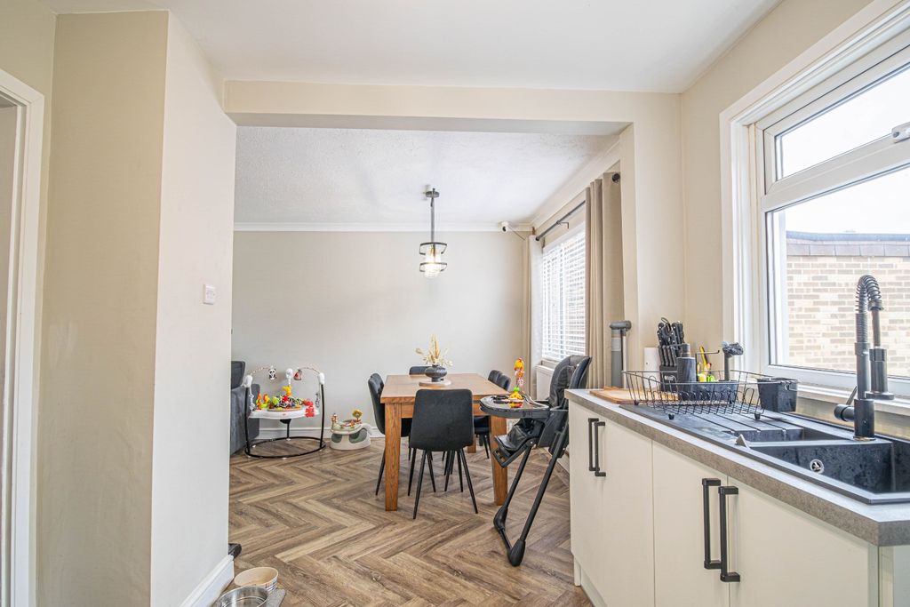 Property photo 3 of 16 5526265