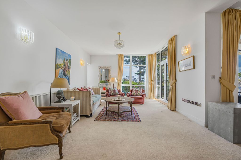 Property photo 3 of 27 Open Plan Living Room