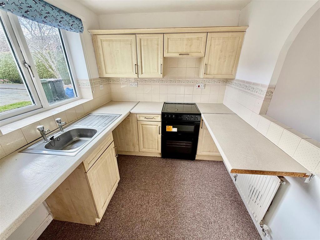 Property photo 3 of 11 Kitchen