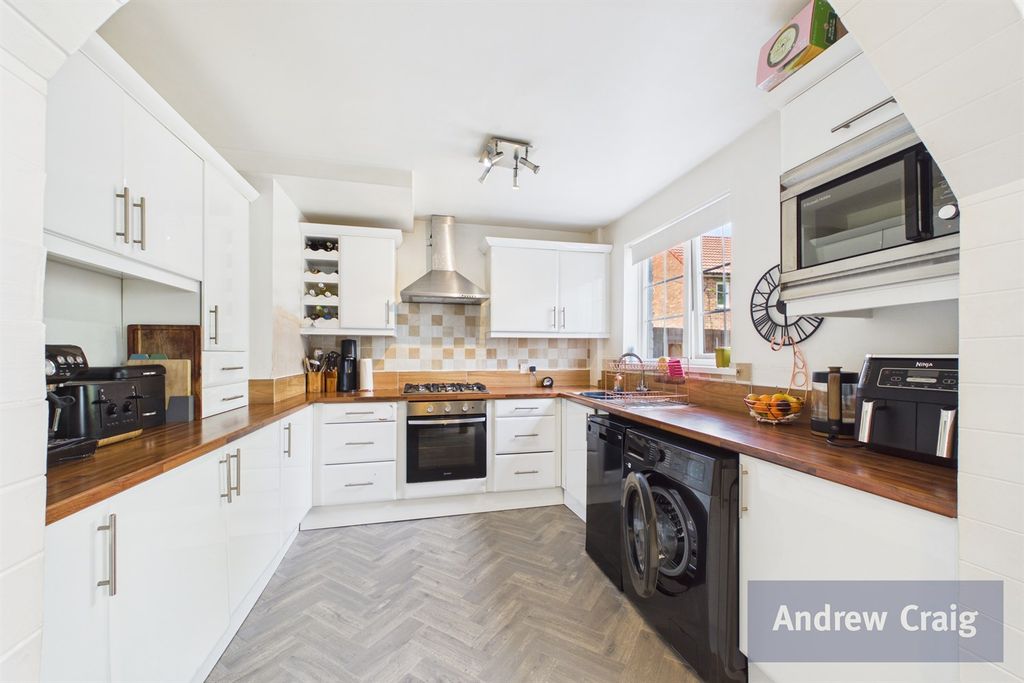 Property photo 3 of 12 Kitchen