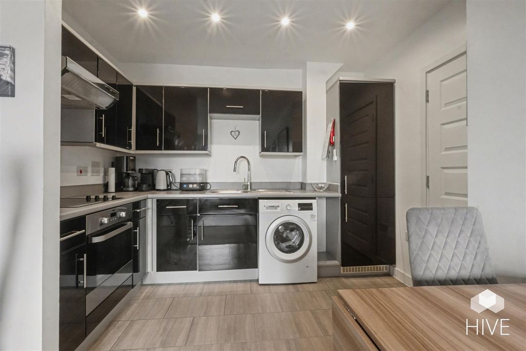 Property photo 3 of 14 Kitchen