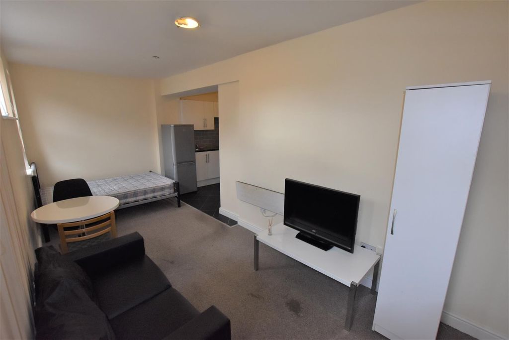 Property photo 3 of 8 Lounge/Bedroom