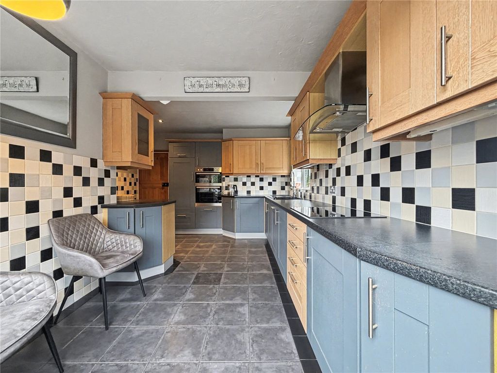 Property photo 3 of 31 Kitchen