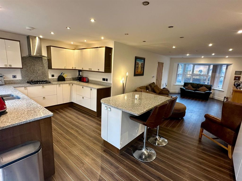 Property photo 3 of 25