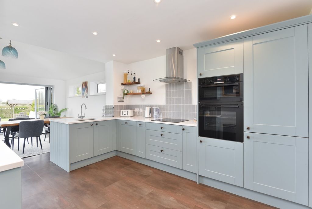 Property photo 2 of 29 4098936