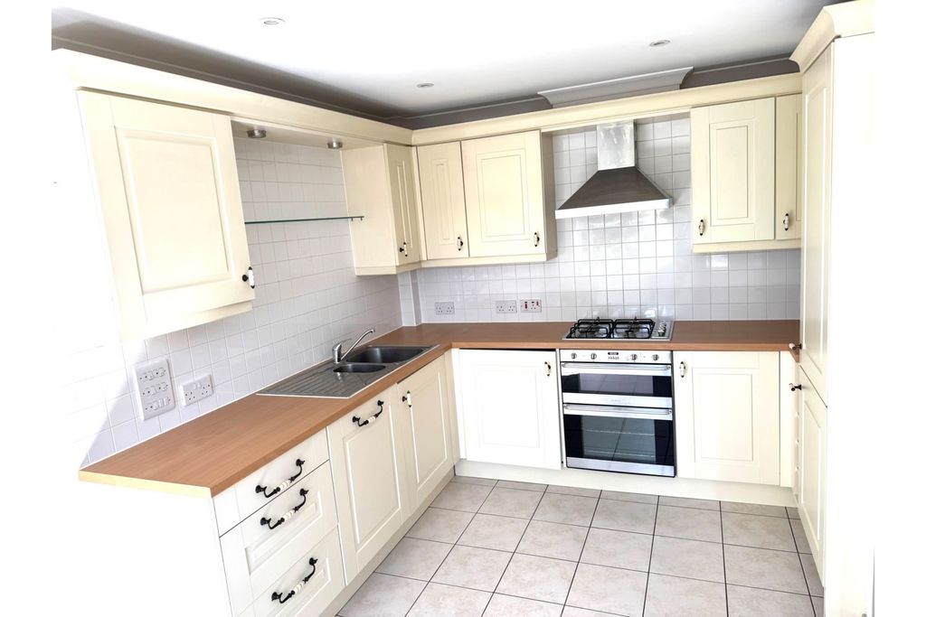 Property photo 3 of 8 Kitchen