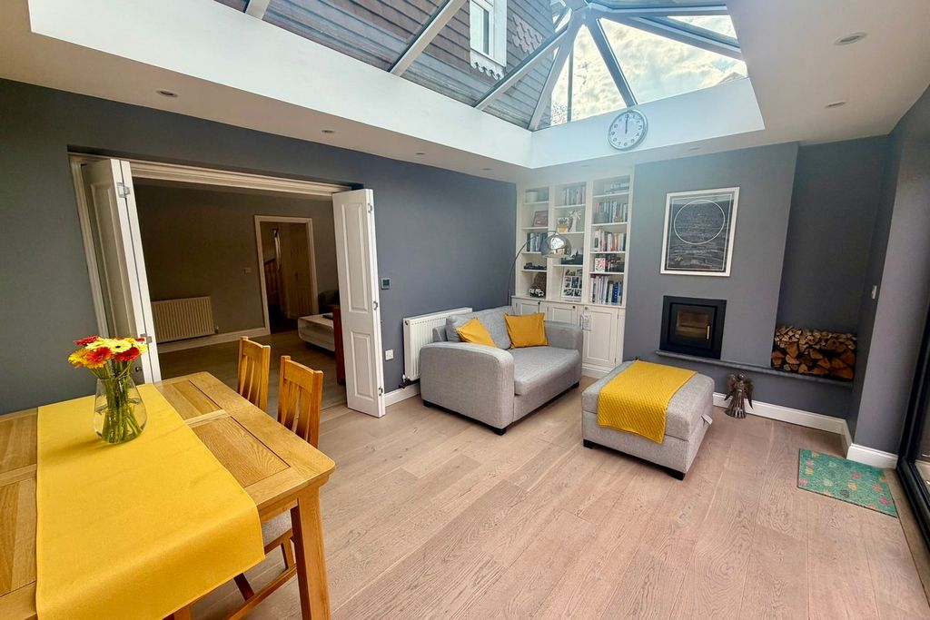 Property photo 2 of 25