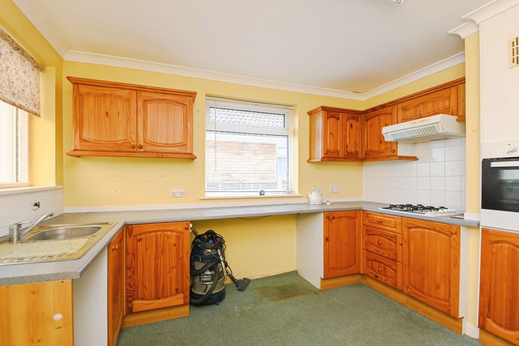 Property photo 3 of 17 Kitchen