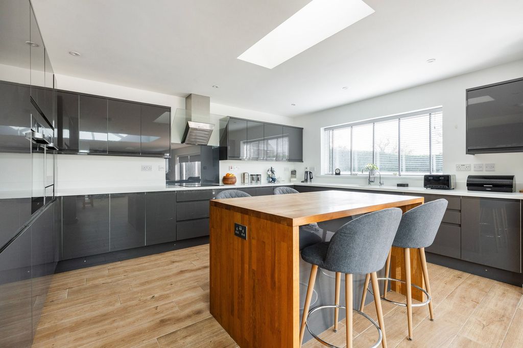 Property photo 2 of 24