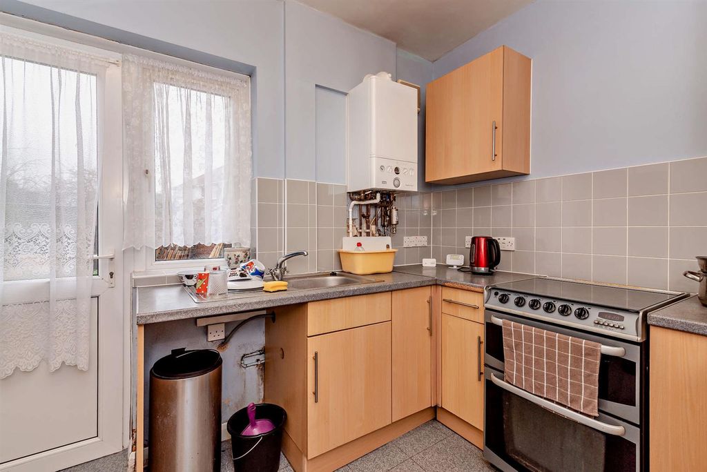 Property photo 3 of 13 8675720-Interior10-800.Jpg