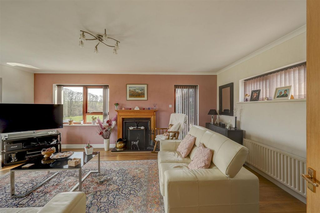 Property photo 3 of 33 Lounge