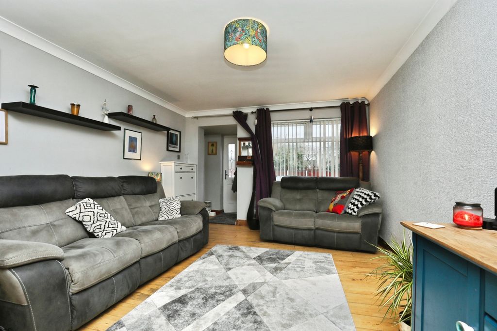 Property photo 2 of 15 Lounge