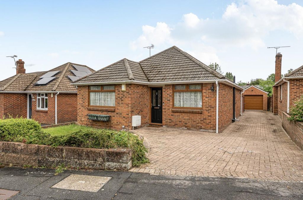 Property photo 1 of 18 Clifton Gardens 8 (2).Jpg