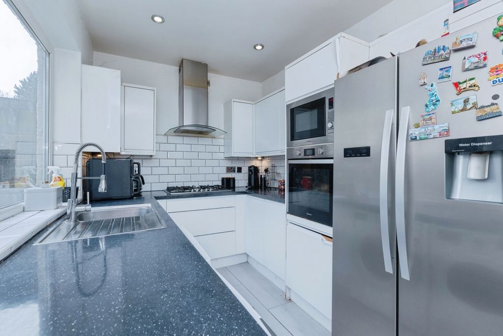 Property photo 3 of 20 Kitchen