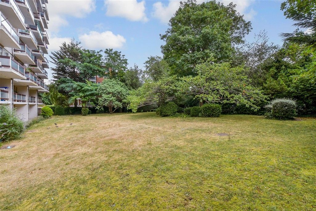 Property photo 2 of 12 Communal Gardens