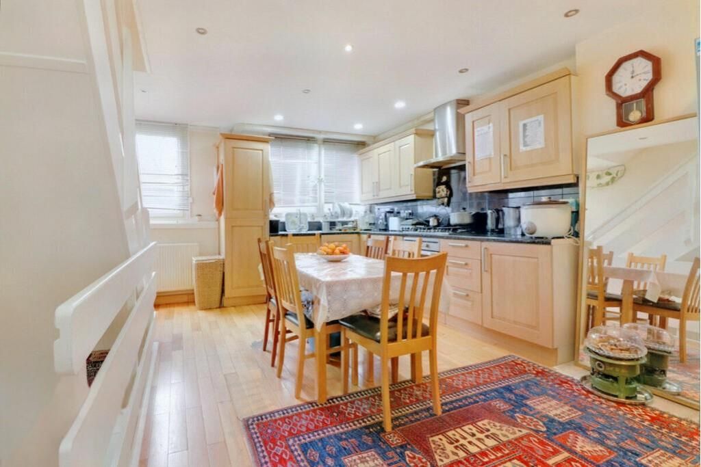 Property photo 2 of 11 Kitchen