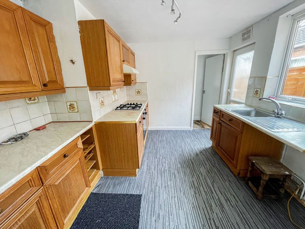 Property photo 3 of 8 Kitchen