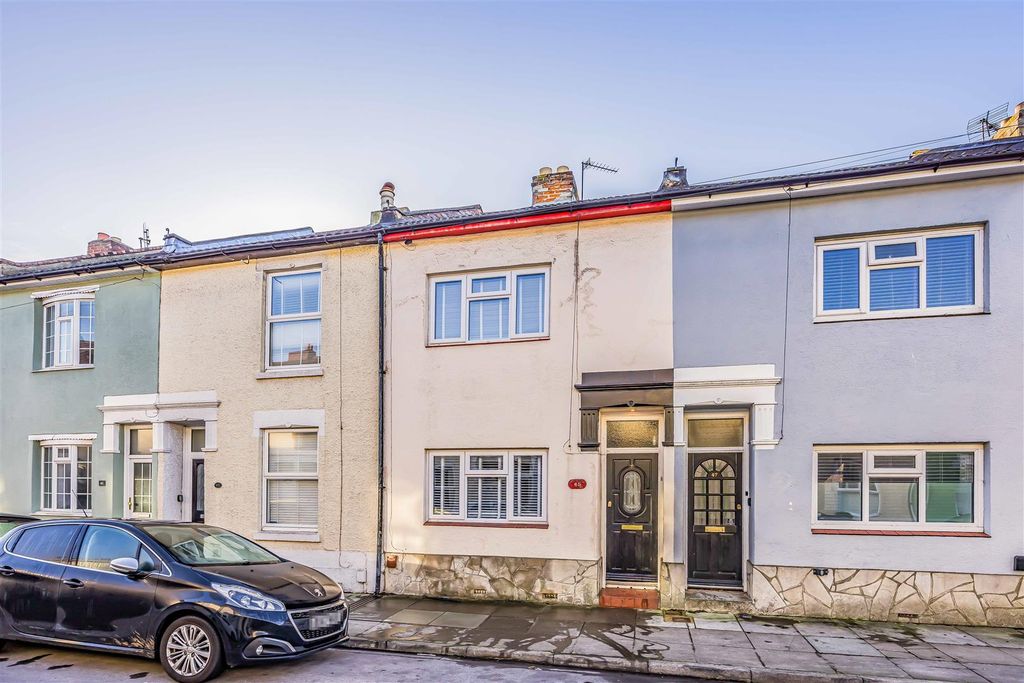 Property photo 2 of 22 45 Middlesex Road, Southsea-Small-Porticomarketing