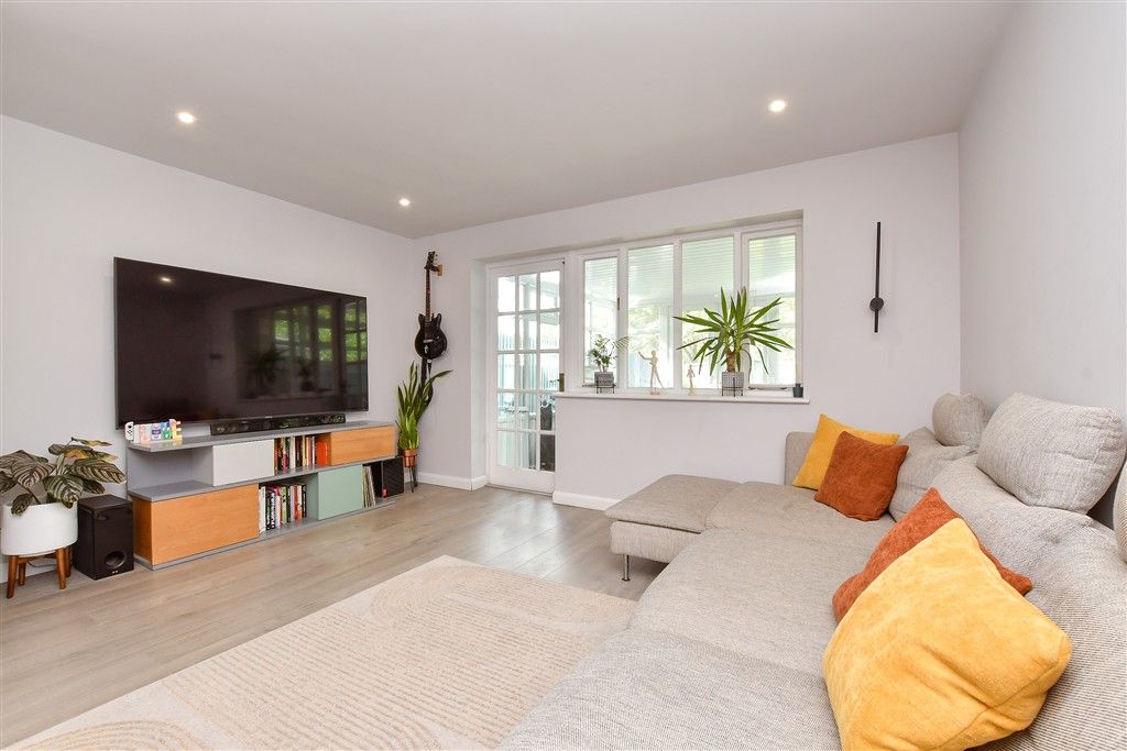 Property photo 3 of 12 Lounge