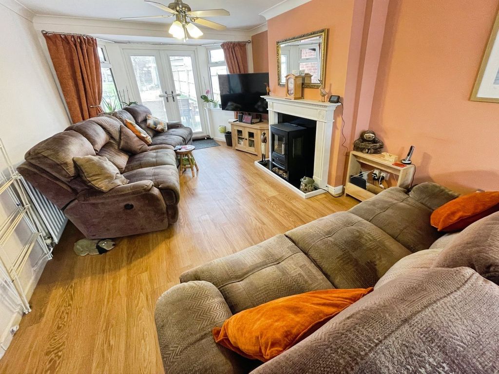 Property photo 3 of 24 Lounge