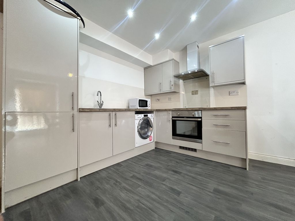 Property photo 3 of 8 Kitchen