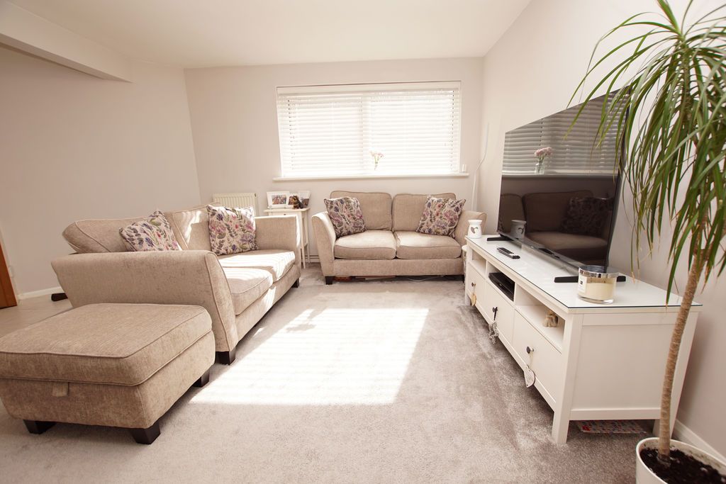 Property photo 2 of 13 Lounge