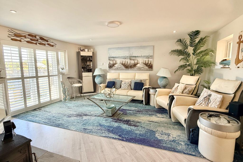 Property photo 3 of 23 Moneyfly Photos  19