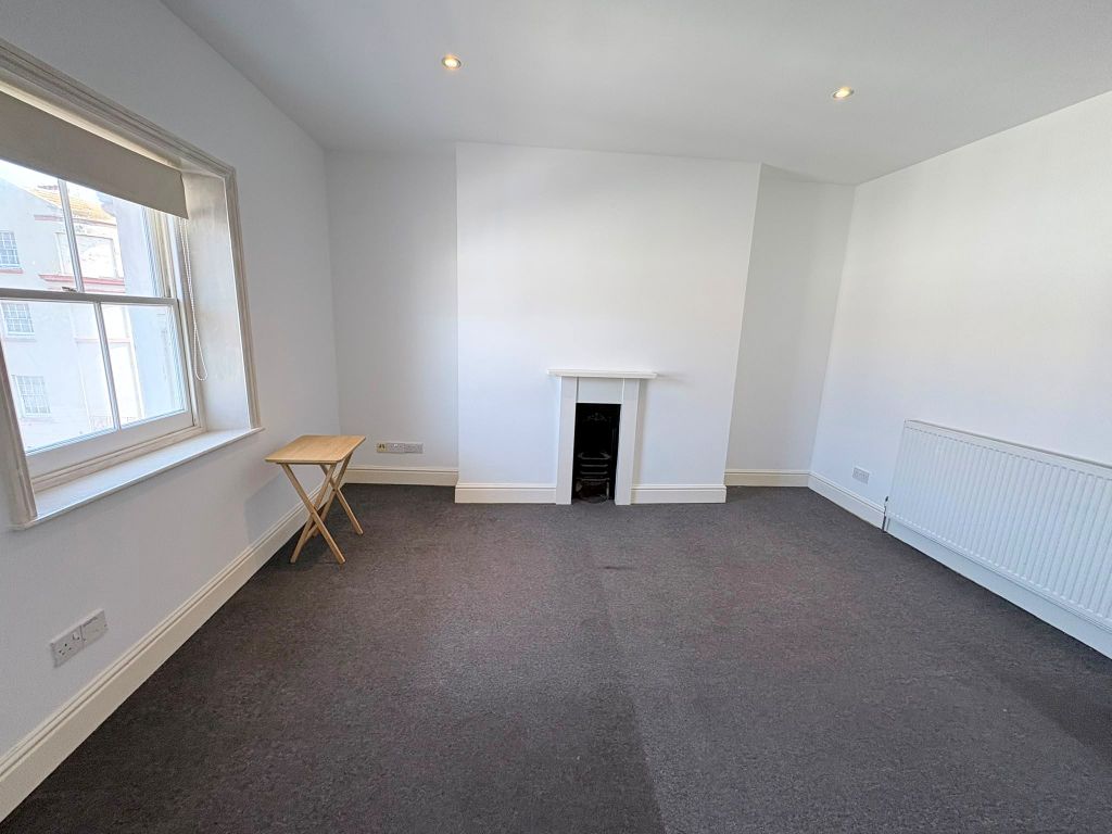 Property photo 3 of 10 Living Room