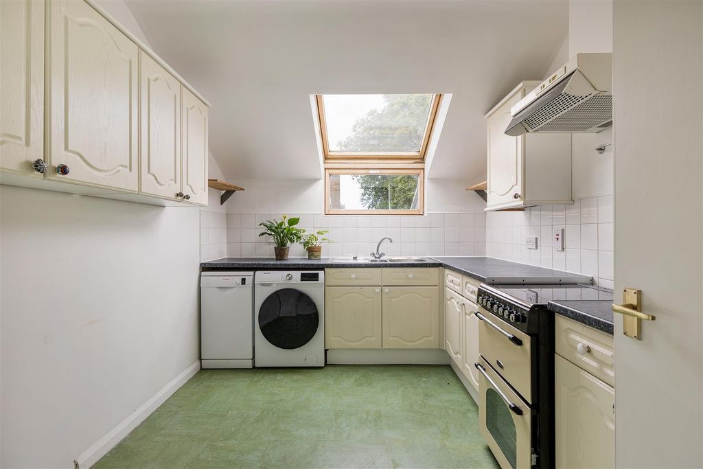 Property photo 3 of 13 Kenninghall Road E5