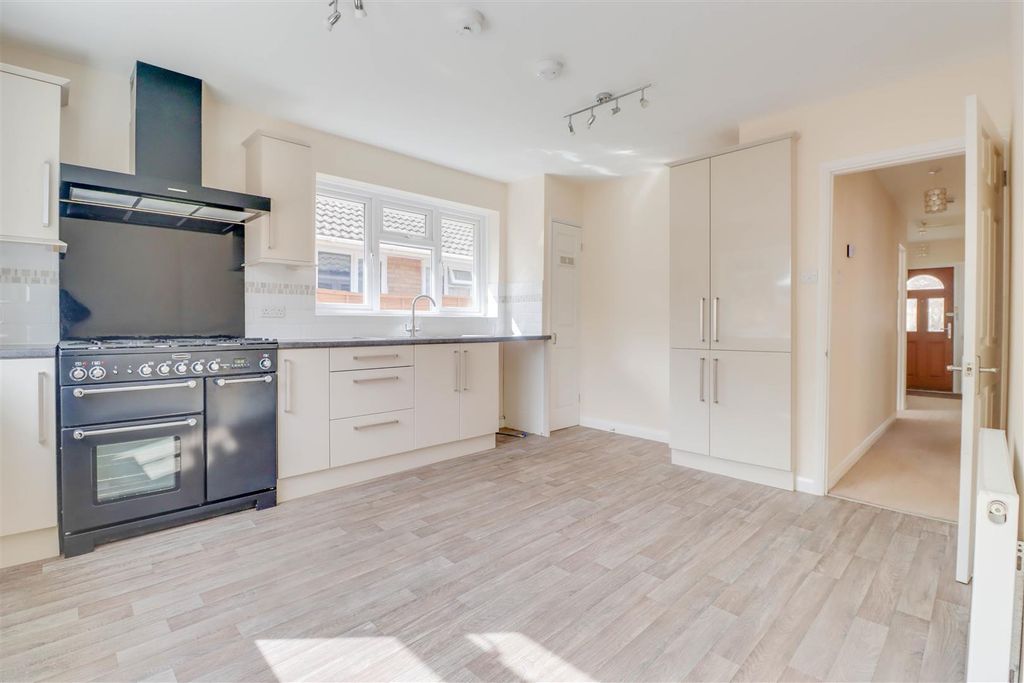 Property photo 3 of 18 9 Oakhuest Drive.Jpg