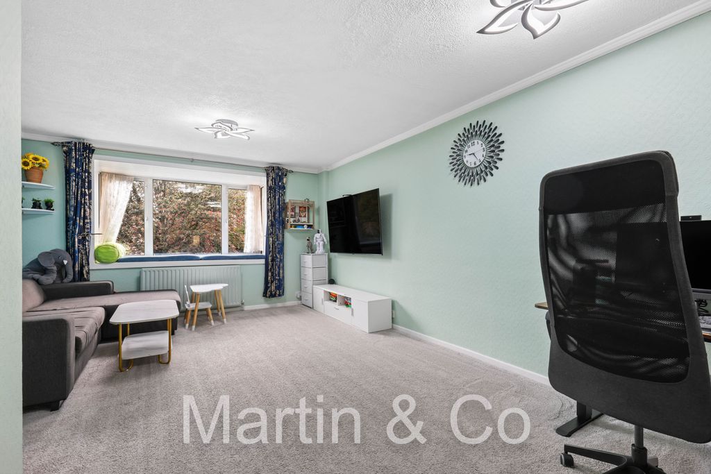 Property photo 2 of 23 1778724784 - Bardsley Close, Cr0 - 2