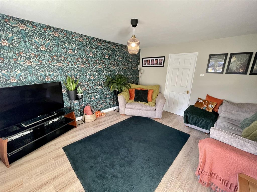 Property photo 2 of 11 Lounge