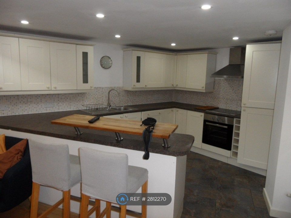 Property photo 2 of 8 Modern Kitchen With All Mod Cons