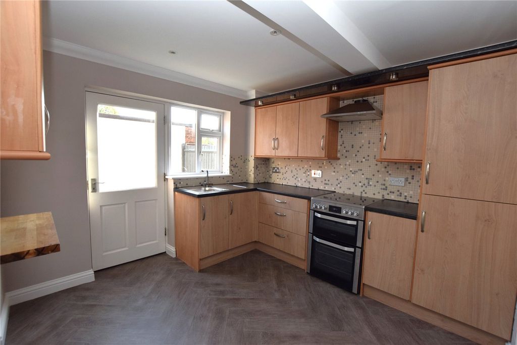 Property photo 2 of 10 Kitchen