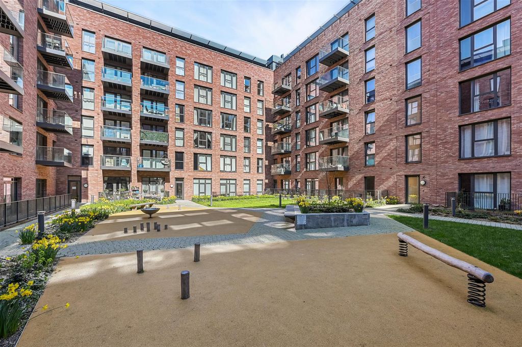 Property photo 3 of 22 Communal Gardens