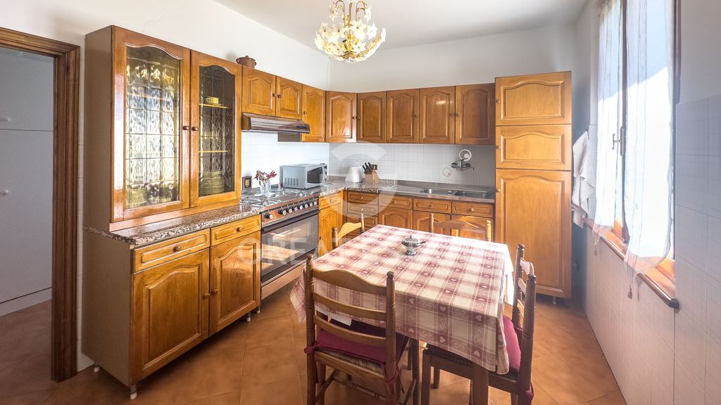 Property photo 2 of 30 Interiors