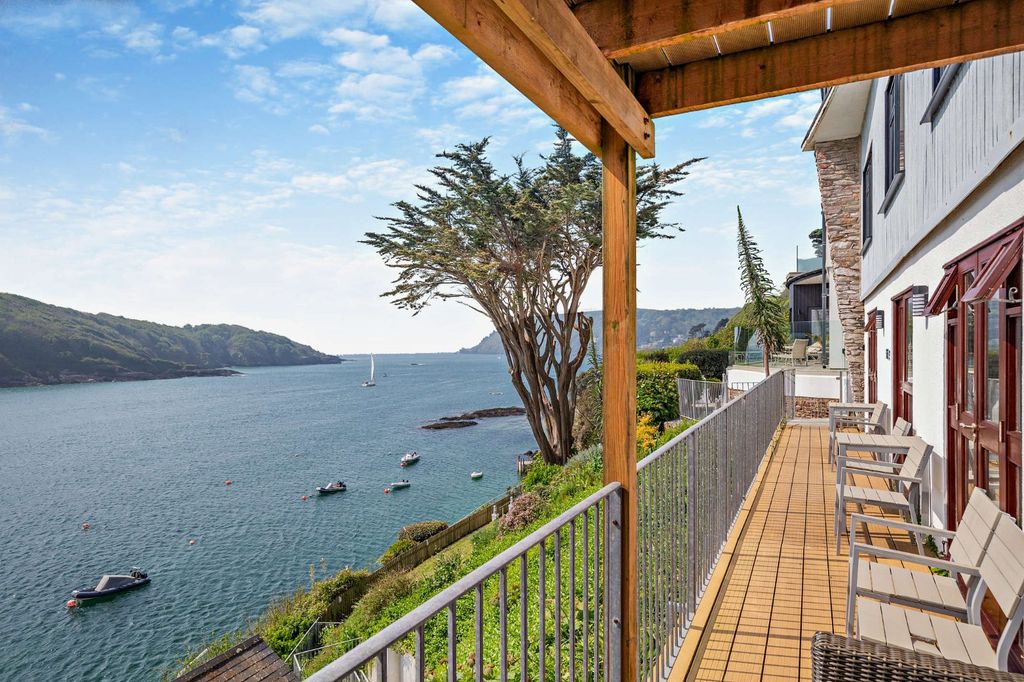 Property photo 2 of 21 Balconies